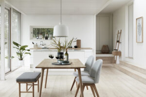 Houten bankje bij de eettafel