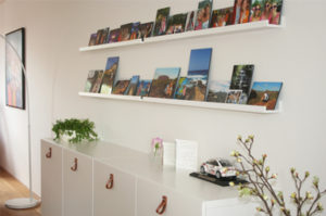 een nieuw ingericht appartement met kleur